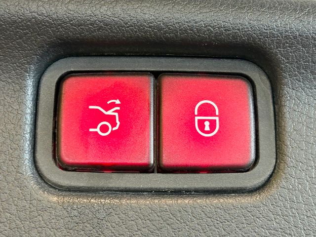 2023 Mercedes-Benz C-Class C 300 4MATIC Sedan - 22941721 - 32