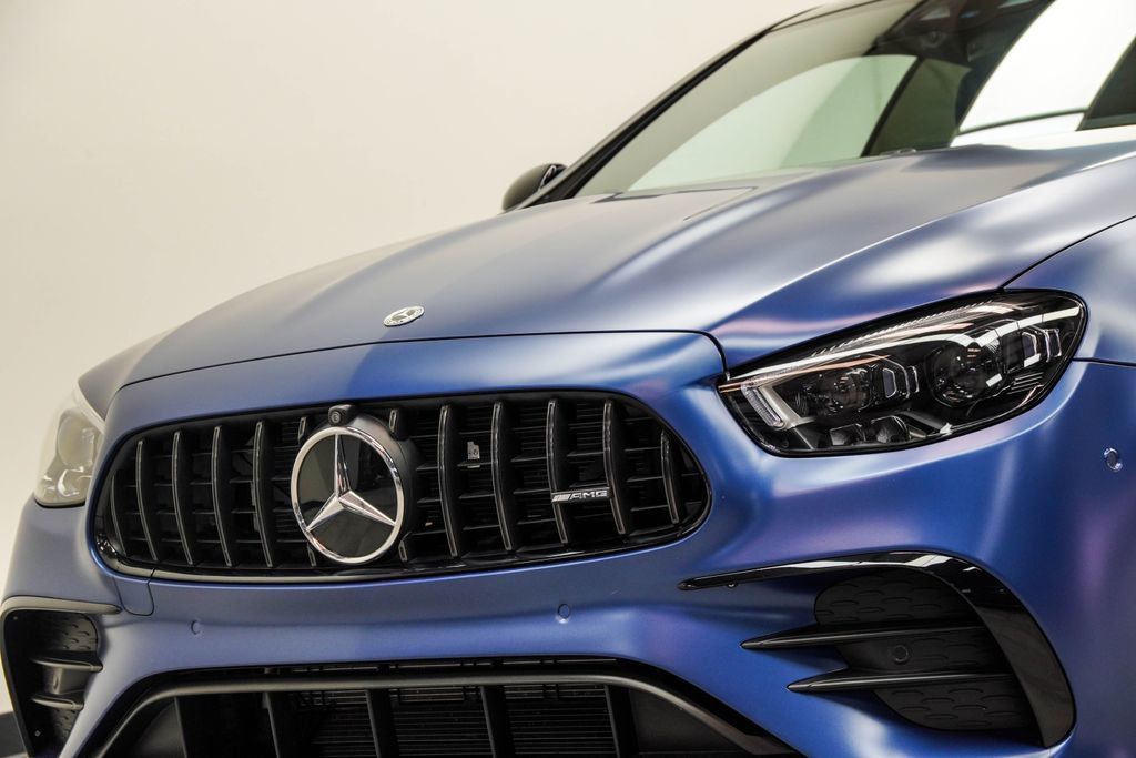 Mercedes-Benz E-Class photo 2