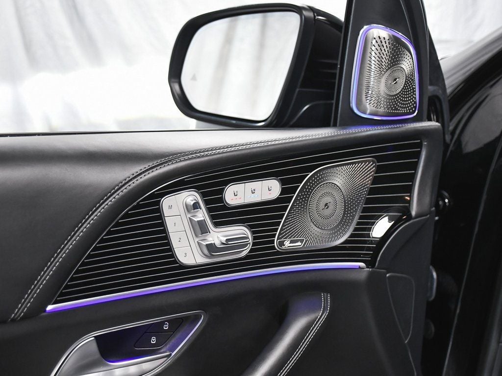 2023 Mercedes Benz GLS Maybach 600 4MATIC photo 3