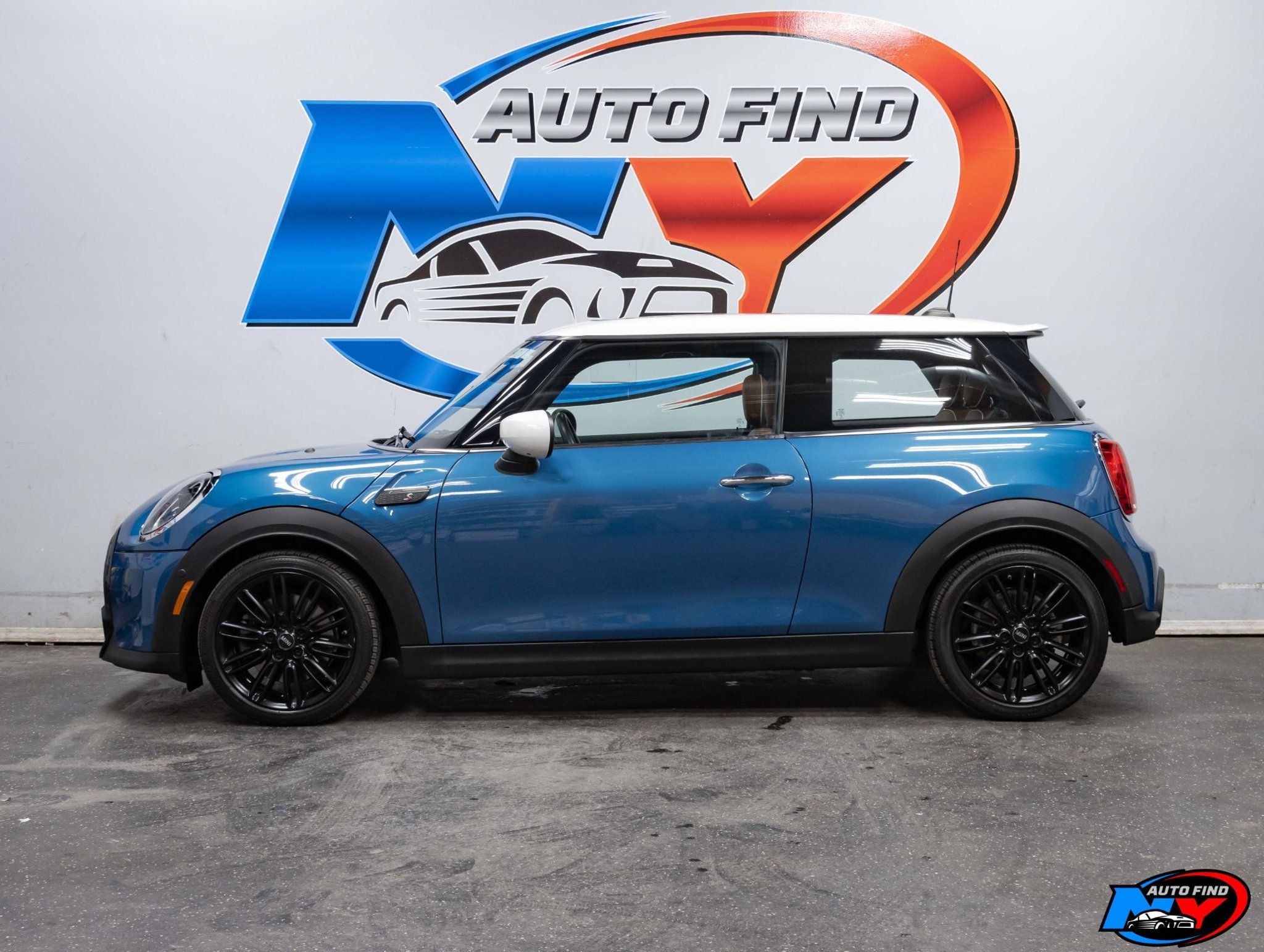 2023 Mini Cooper S Hardtop 2 Door Iconic photo 2