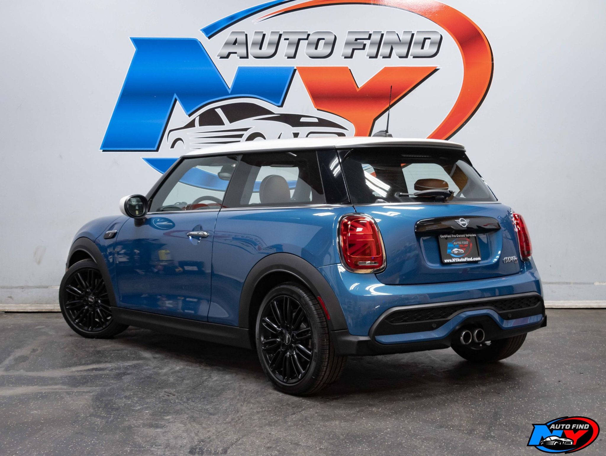 2023 Mini Cooper S Hardtop 2 Door Iconic photo 3