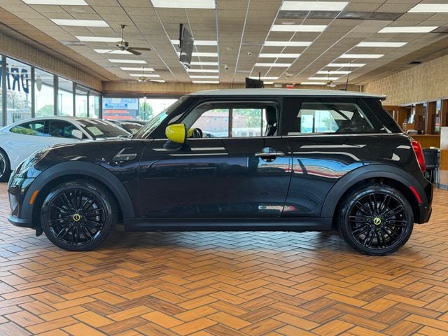 2023 MINI Hardtop Cooper SE Signature's photo