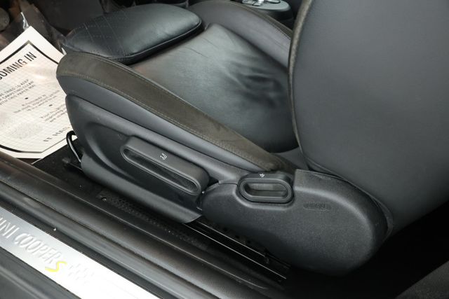 2023 MINI Cooper SE Hardtop 2 Door Signature Trim 2.0 with Cross Punch Leather Upholstery - 22920096 - 9