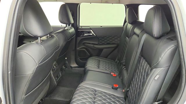 2023 Mitsubishi Outlander PHEV SEL S-AWC w/ Touring Package & Door Ground Illumination - 23030426 - 21