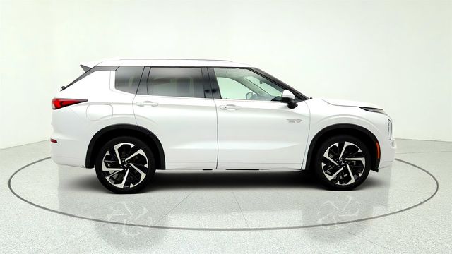 2023 Mitsubishi Outlander PHEV SEL S-AWC w/ Touring Package & Door Ground Illumination - 23030426 - 3