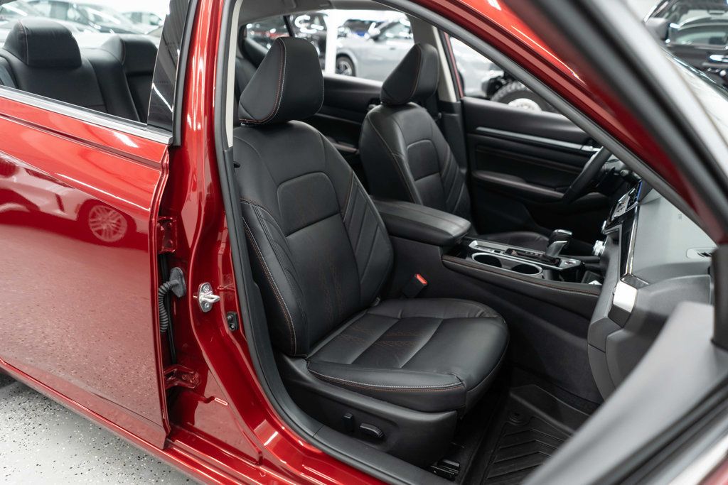 2023 Nissan Altima SR photo 11