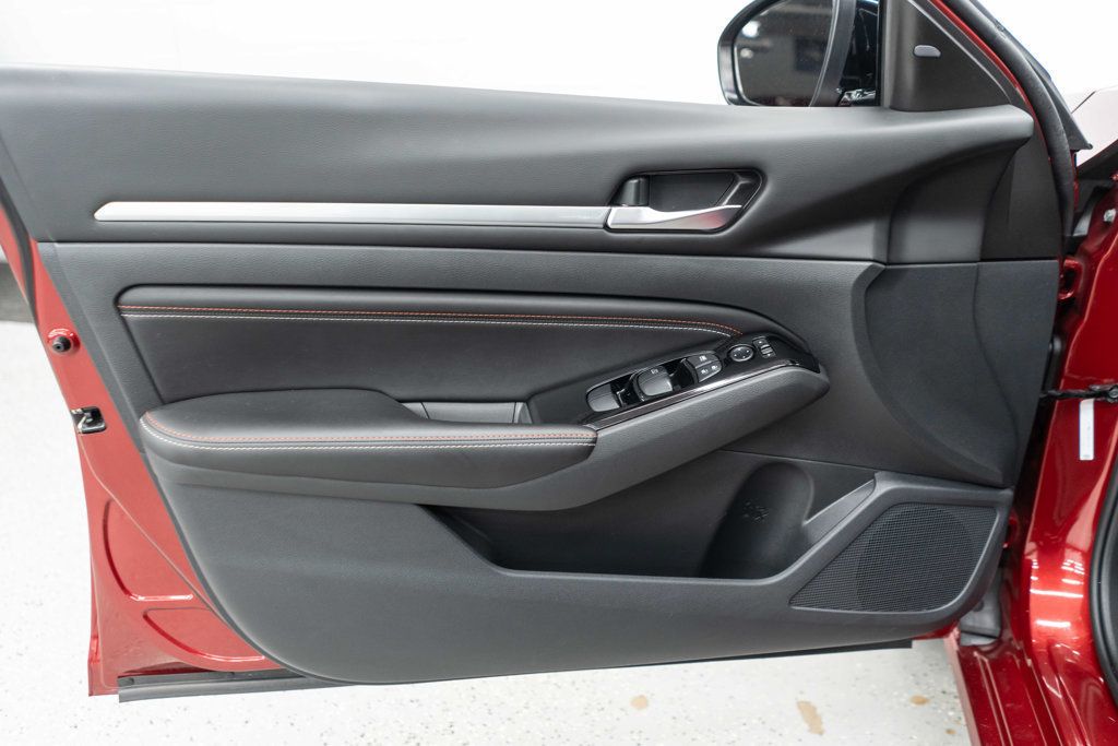 2023 Nissan Altima SR photo 14