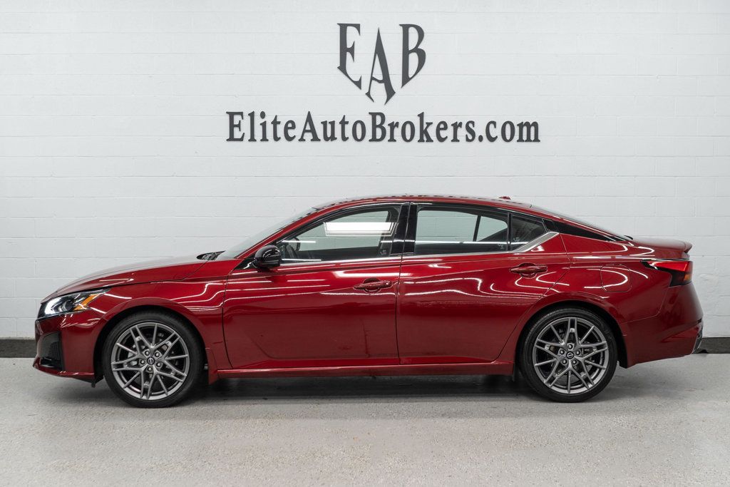 2023 Nissan Altima SR photo 2