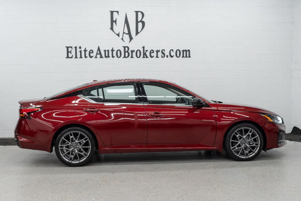 2023 Nissan Altima SR photo 5