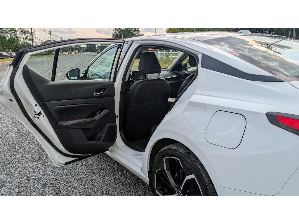 2023 Nissan Altima 2.5 SR photo 9