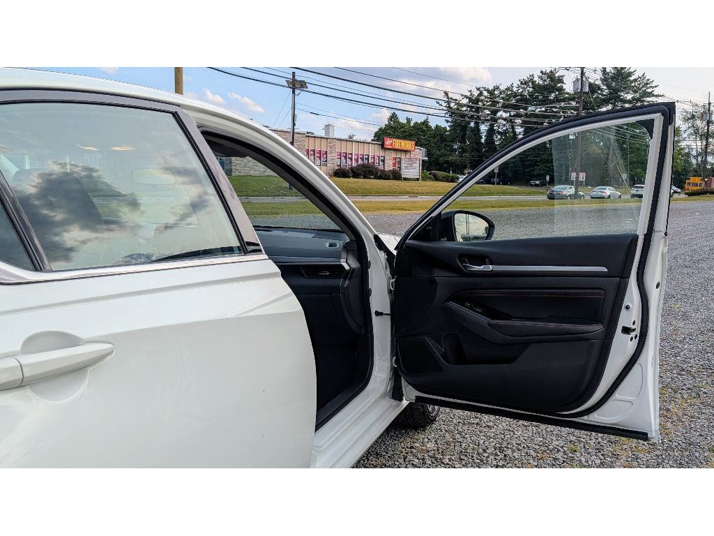 2023 Nissan Altima 2.5 SR photo 10