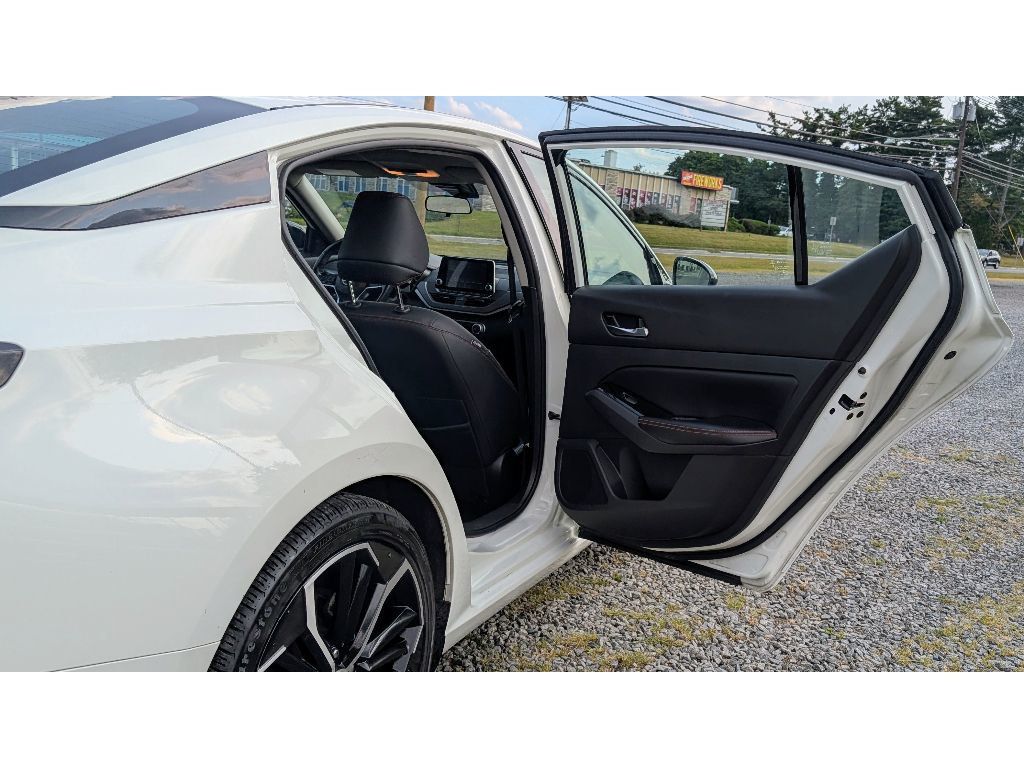2023 Nissan Altima 2.5 SR photo 11