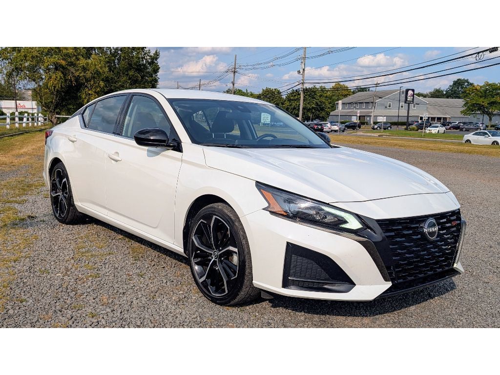 2023 Nissan Altima 2.5 SR photo 2