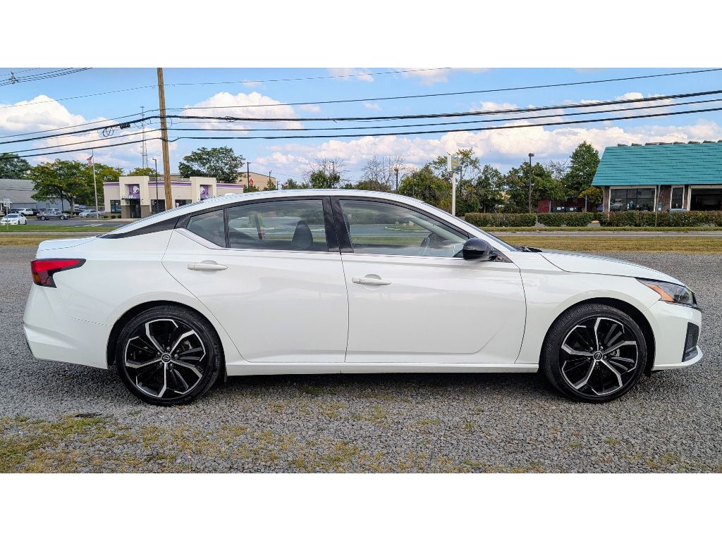 2023 Nissan Altima 2.5 SR photo 7