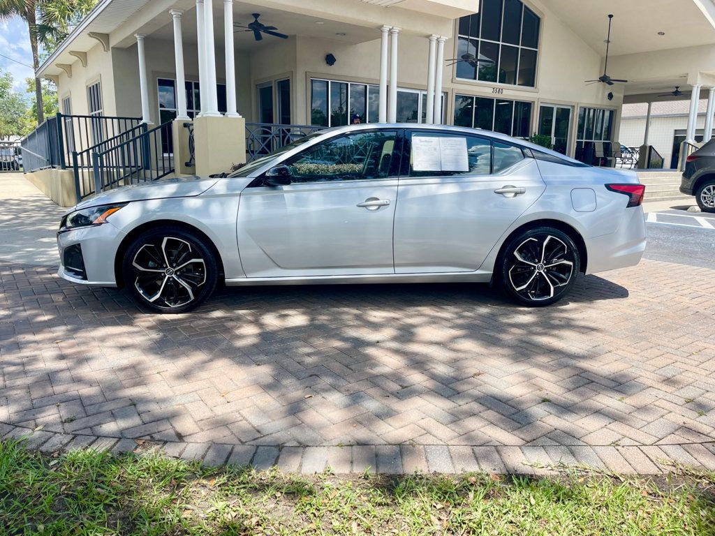 2023 Nissan Altima 2.5 SR photo 2