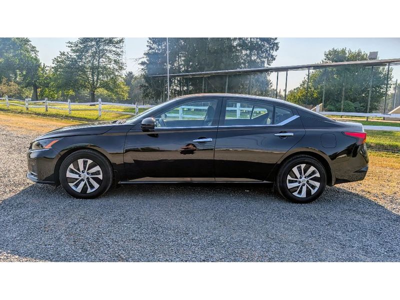 2023 Nissan Altima 2.5 photo 2
