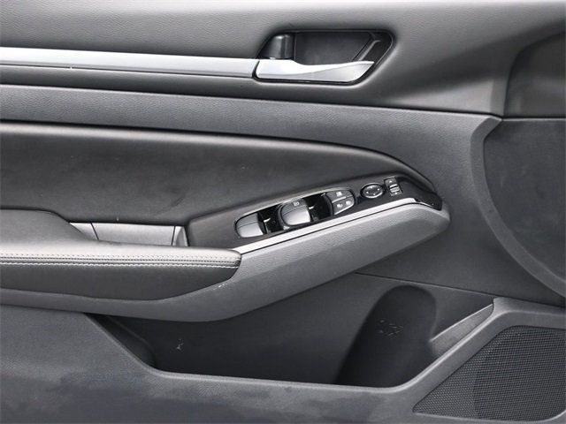 2023 Nissan Altima 2.5 SV Sedan - 22954360 - 10