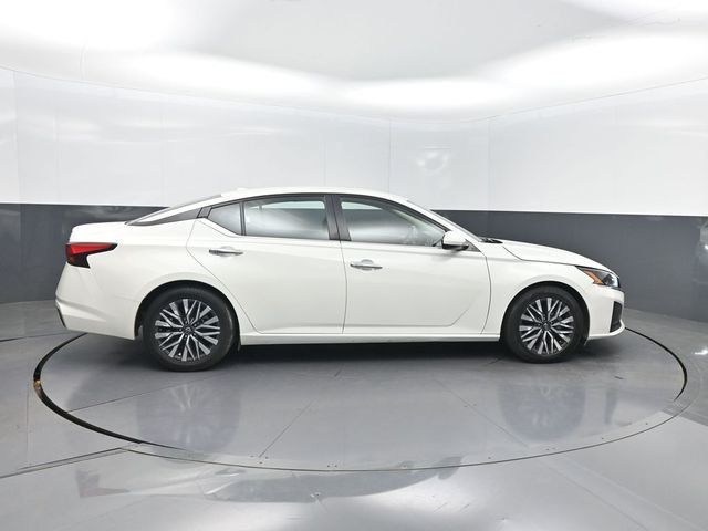 2023 Nissan Altima 2.5 SV Sedan - 23016097 - 32