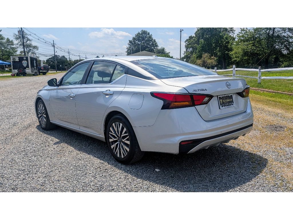 2023 Nissan Altima 2.5 SV photo 5