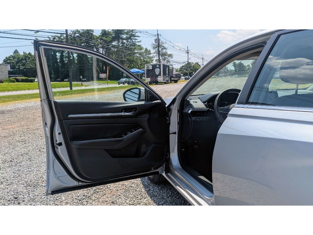 2023 Nissan Altima 2.5 SV photo 9