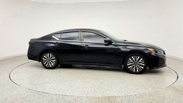 2023 Nissan Altima 2.5 SV Sedan w/ Moonroof, ProPILOT Assist & 12.3-Inch Touchscree - 23035145 - 3