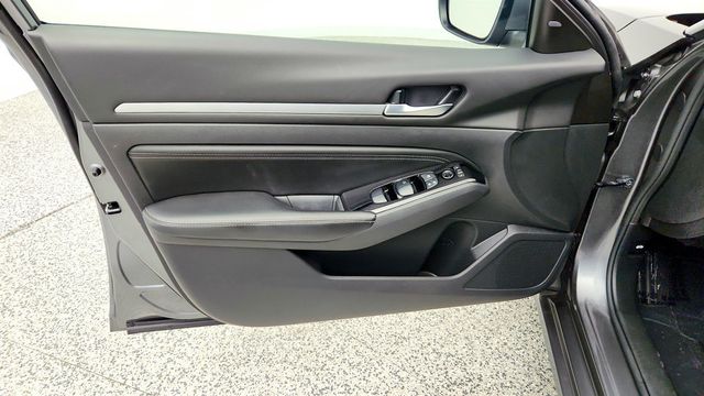2023 Nissan Altima 2.5 SV Sedan w/ Premium Pkg - 23060417 - 10