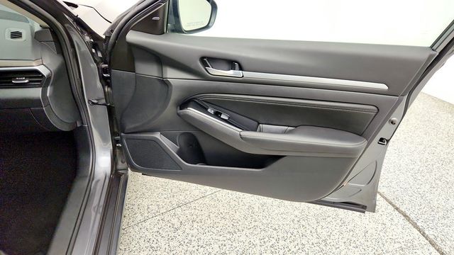 2023 Nissan Altima 2.5 SV Sedan w/ Premium Pkg - 23060417 - 25