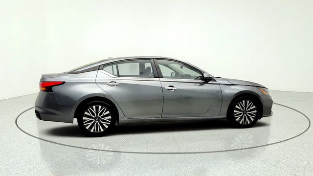 2023 Nissan Altima 2.5 SV Sedan w/ Premium Pkg - 23060417 - 3
