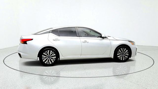 2023 Nissan Altima 2.5 SV Sedan w/ Premium Pkg, Heated Seats & ProPILOT Assist - 23091314 - 3