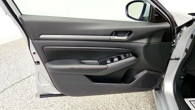 2023 Nissan Altima 2.5 SV Sedan w/ Premium Pkg, Moonroof, ProPILOT & Navigation - 23089960 - 10