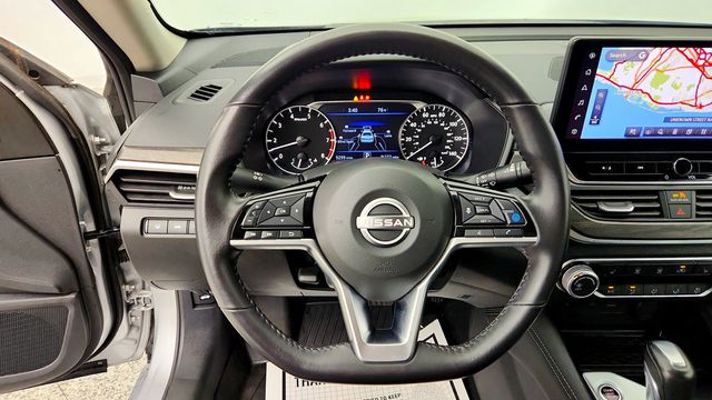 2023 Nissan Altima 2.5 SV Sedan w/ Premium Pkg, Moonroof, ProPILOT & Navigation - 23089960 - 13