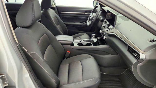 2023 Nissan Altima 2.5 SV Sedan w/ Premium Pkg, Moonroof, ProPILOT & Navigation - 23089960 - 24