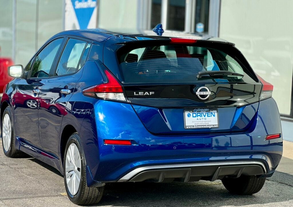 2023 Nissan Leaf S photo 3