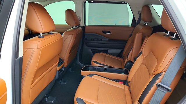 2023 Nissan Pathfinder Platinum 2WD w/ Captain Chairs Pkg & Black App Pkg - 23037040 - 19