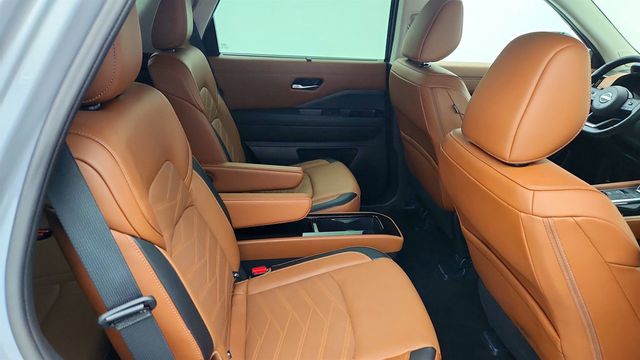 2023 Nissan Pathfinder Platinum 4WD w/ Captain Chairs Package - 23014841 - 24