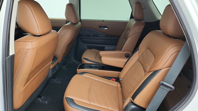 2023 Nissan Pathfinder Platinum 4WD with Captain Chairs Package - 22949249 - 21