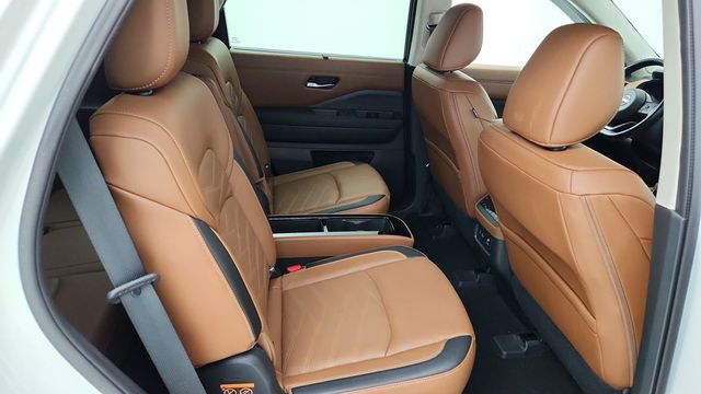 2023 Nissan Pathfinder Platinum 4WD with Captain Chairs Package - 22949249 - 23