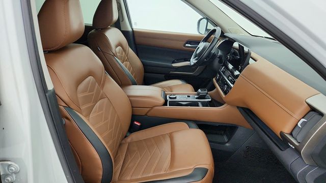 2023 Nissan Pathfinder Platinum 4WD with Captain Chairs Package - 22949249 - 24