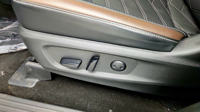 2023 Nissan Pathfinder Platinum 4WD w/ Lighting & Black Appearance Packages - 23010087 - 11