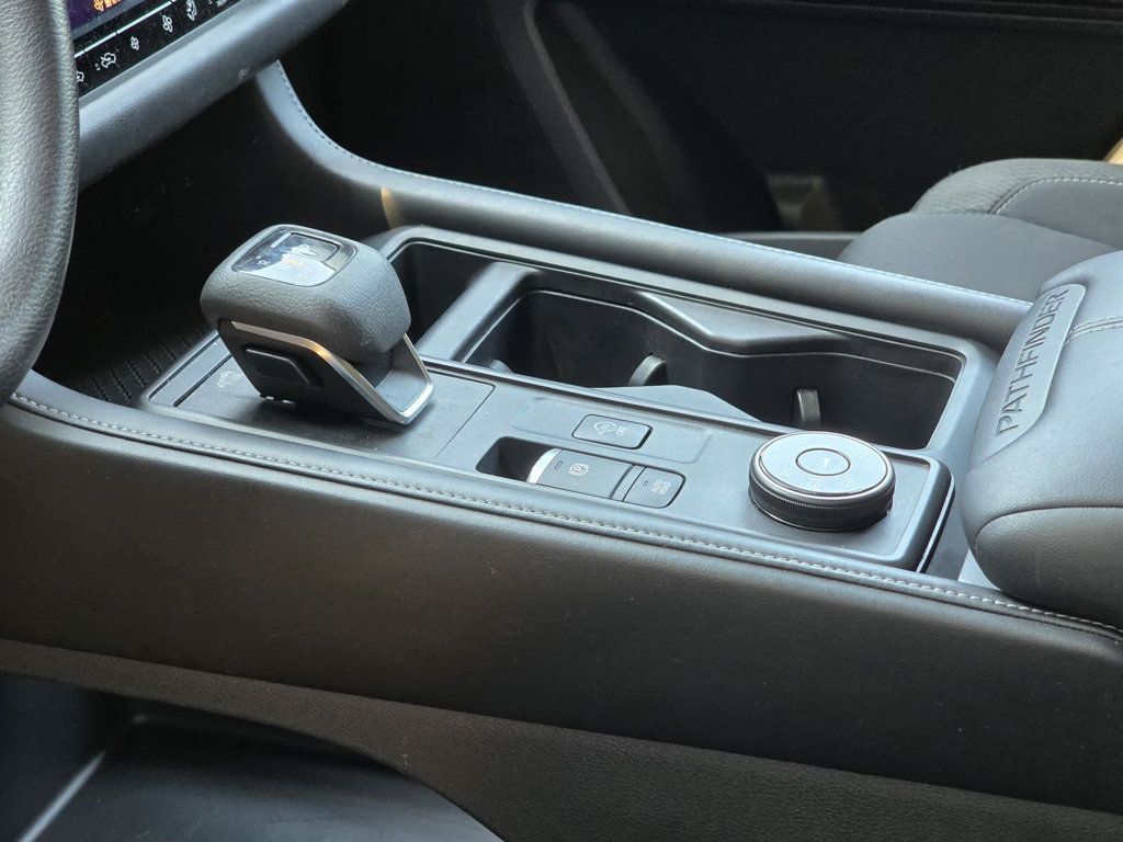 2023 Nissan Pathfinder S photo 17