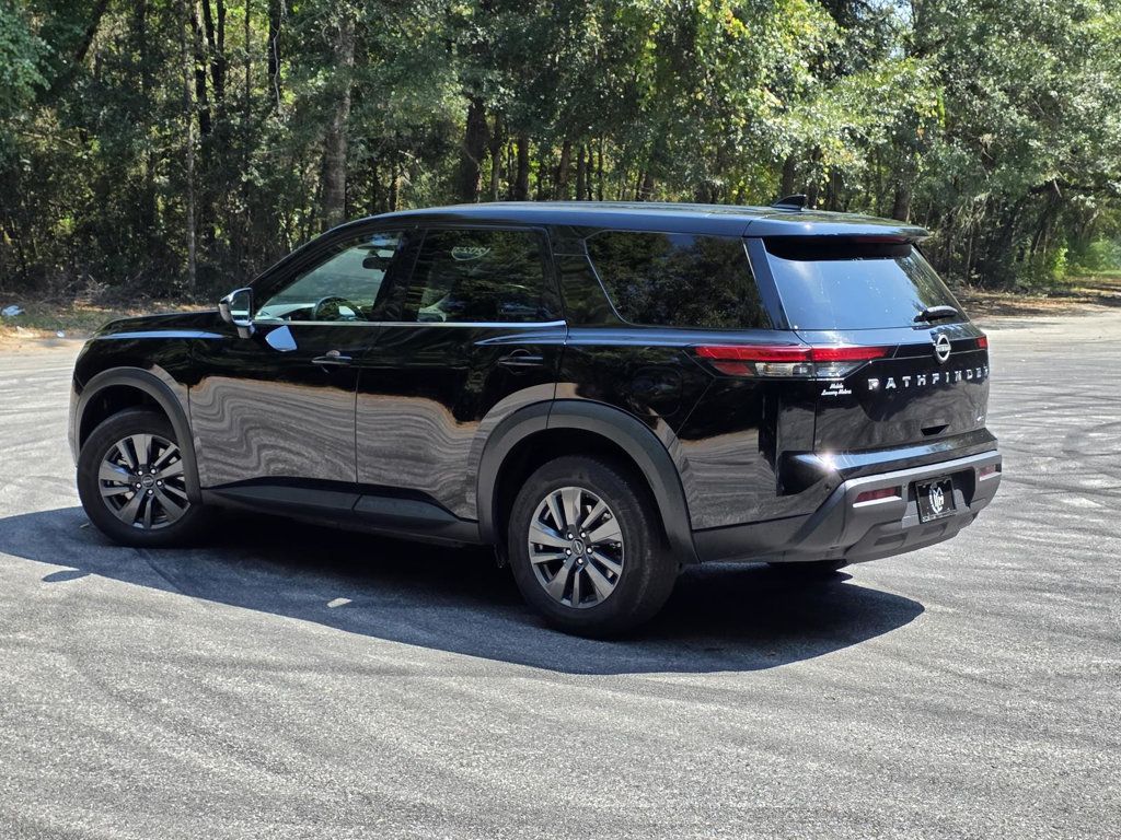 2023 Nissan Pathfinder S photo 3