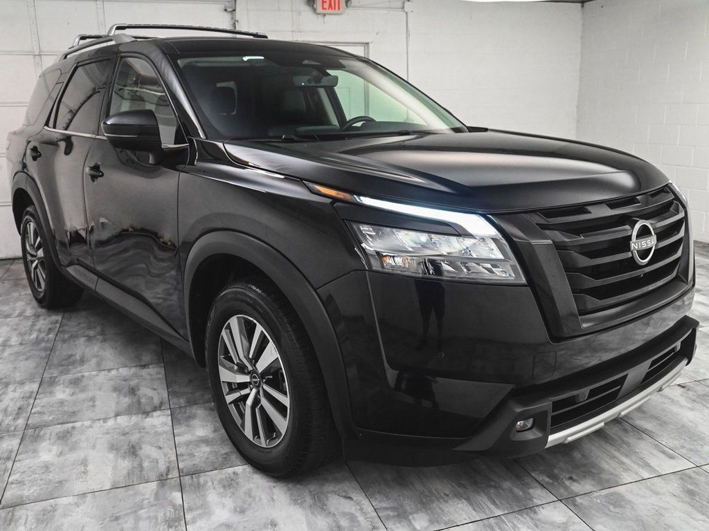 2023 Nissan Pathfinder SL photo 2
