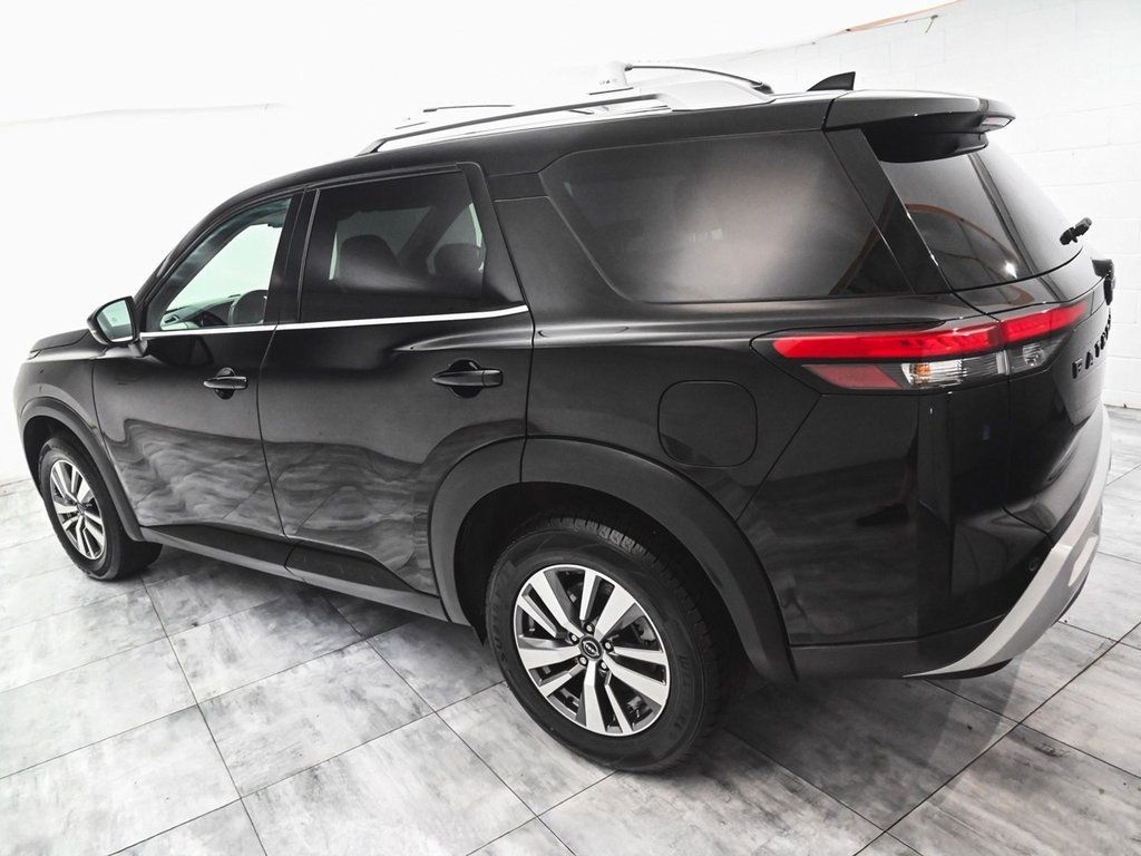 2023 Nissan Pathfinder SL photo 3
