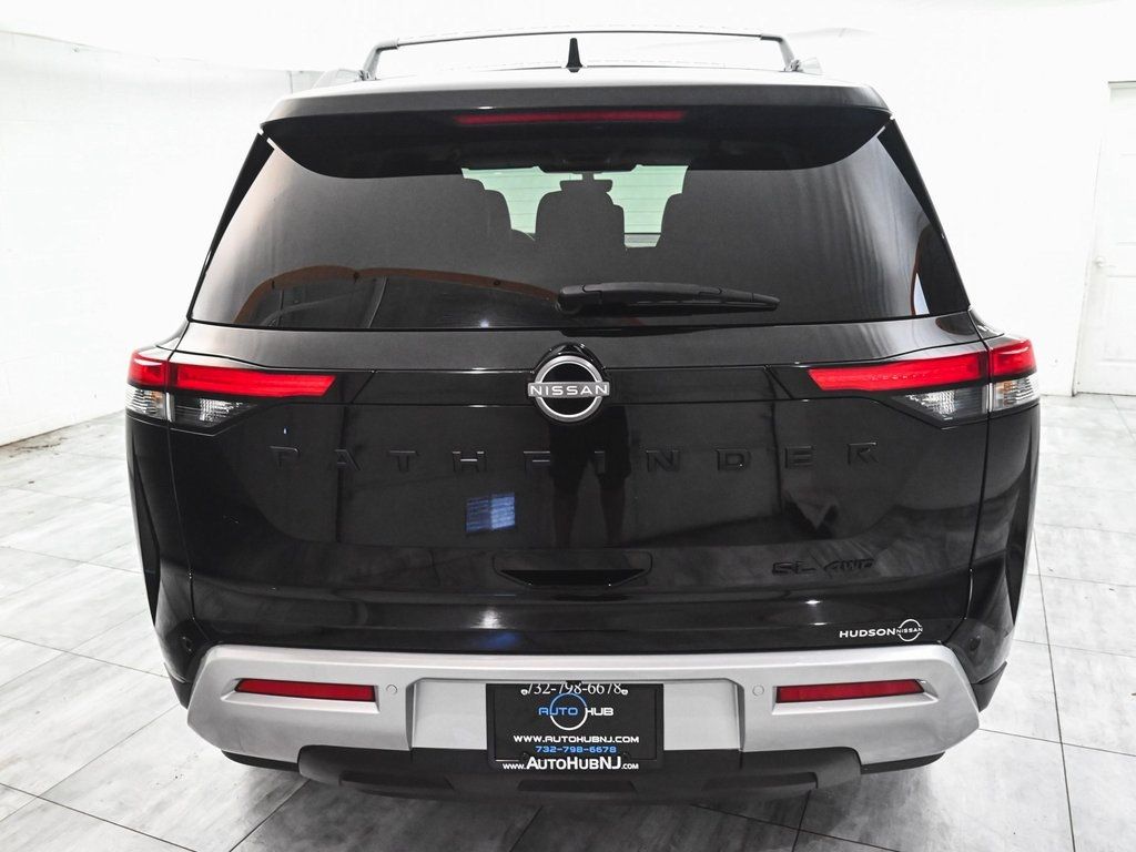 2023 Nissan Pathfinder SL photo 4