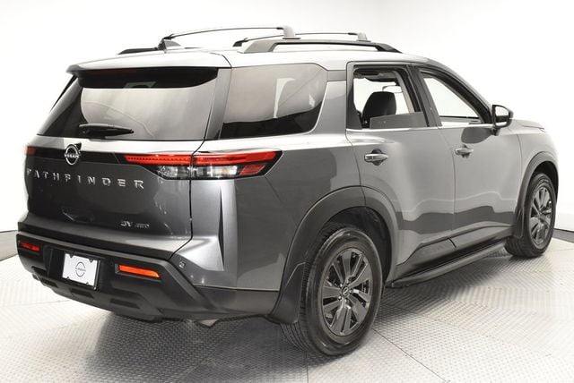 2023 Nissan Pathfinder SV's photo