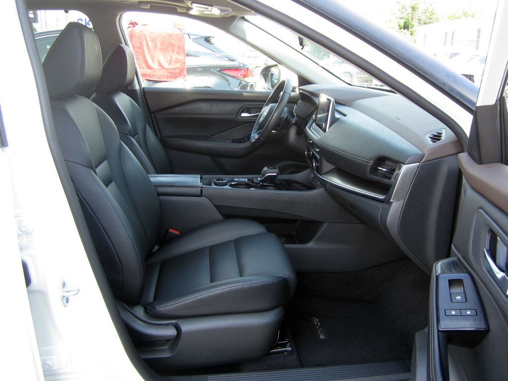 2023 Nissan Rogue SV photo 14