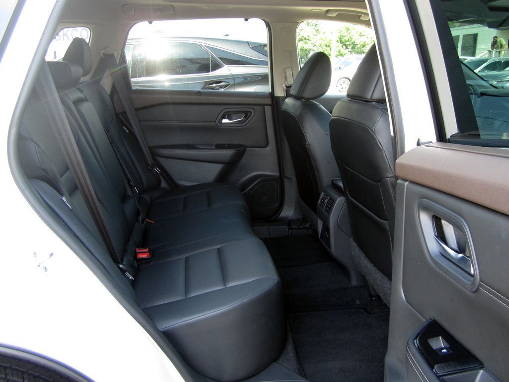 2023 Nissan Rogue SV photo 18
