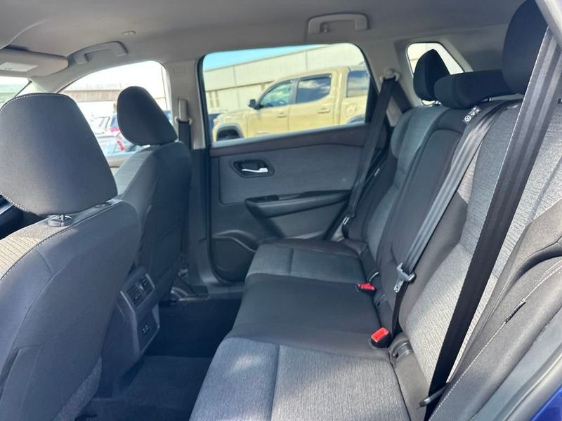 2023 Nissan Rogue SV photo 13
