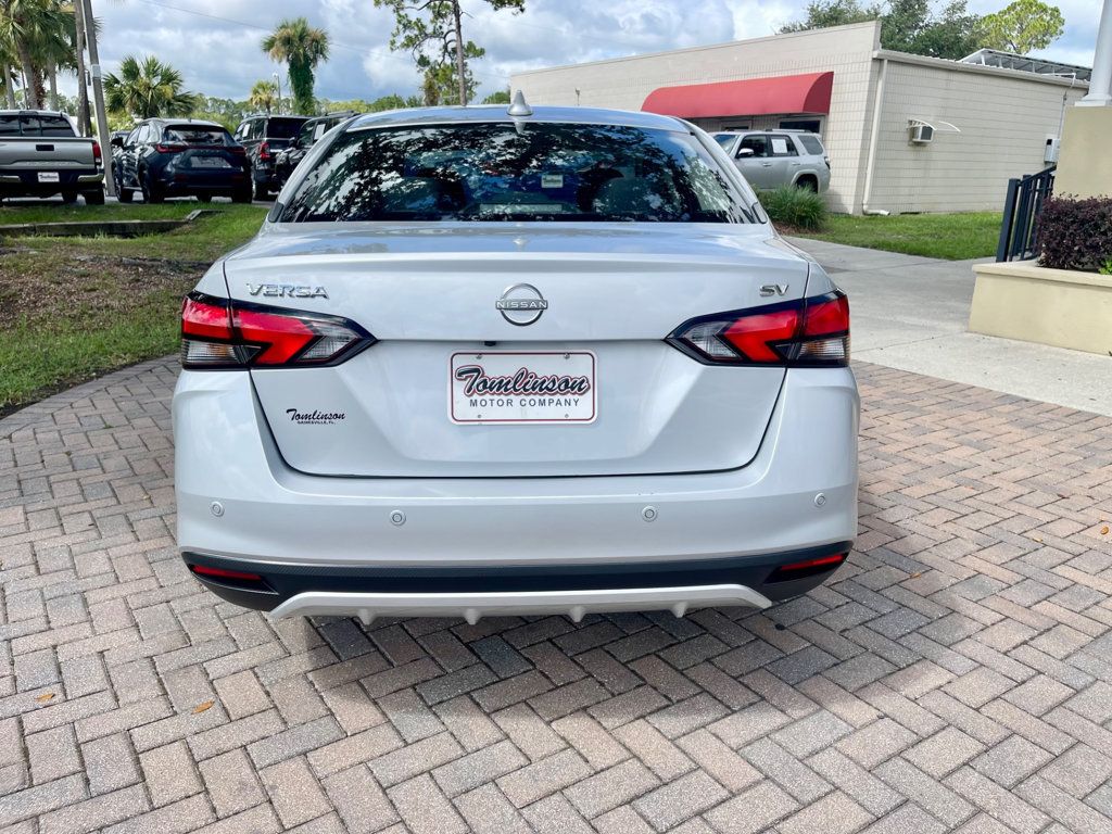 2023 Nissan Versa SV photo 4