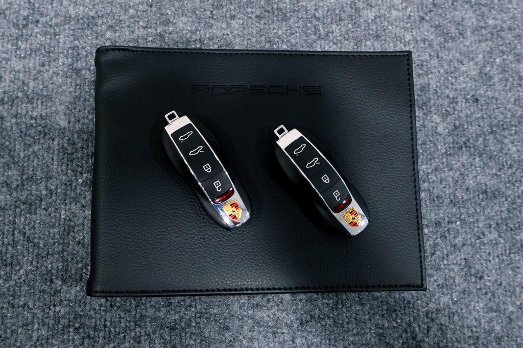 2023 Porsche 718 GT4 MANUAL ARCTIC GREY...5,355 Miles...Rare 6sp Manual  - 22900560 - 17